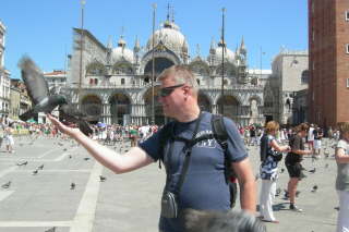 Venedig - Ich bei der Taubenftterung auf dem Markusplatz